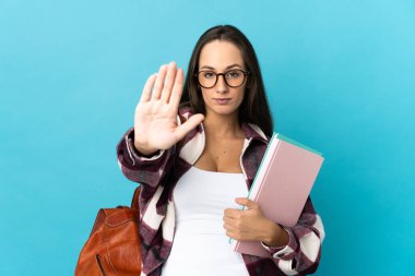 Tecrit edilmiş genç bayan öğrenci, dur hareketi yapıyor.