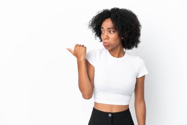 Beyaz arka planda izole edilmiş genç Afrikalı Amerikalı kadın mutsuzdu ve kenarı gösteriyordu.