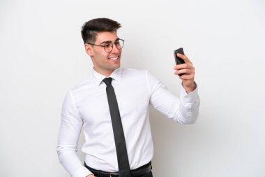 Beyaz arka planda izole edilmiş beyaz bir iş adamı selfie çekiyor.