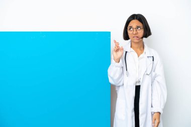 Beyaz arka planda izole edilmiş büyük bir pankartla genç melez bir doktor kadın.