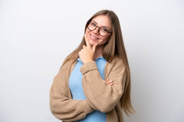 Genç Litvanyalı kadın beyaz arka planda izole edilmiş mutlu ve gülümsüyor.