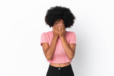 Genç Afrikalı Amerikalı kadın, beyaz arka planda izole edilmiş, yorgun ve hasta bir ifadeyle.