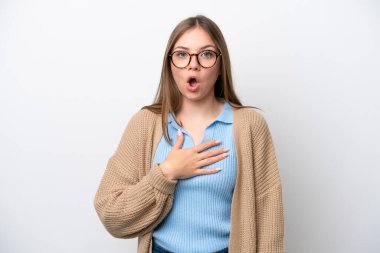 Genç Litvanyalı kadın beyaz arka planda izole edilmiş, sağa bakarken şaşırmış ve şok olmuştu.