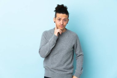 Tecrit edilmiş geçmişi olan beyaz bir adam.