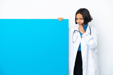 Beyaz arka planda izole edilmiş büyük bir afişi olan genç ırk doktoru kadın şüpheleri var.