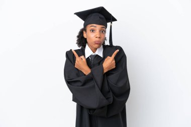 Genç üniversite mezunu Afrikalı Amerikalı bir kadın beyaz arka planda izole edilmiş.