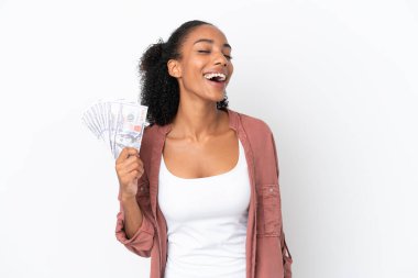 Genç Afrikalı Amerikalı kadın, beyaz arka planda izole edilmiş bir şekilde çok para alıyor.
