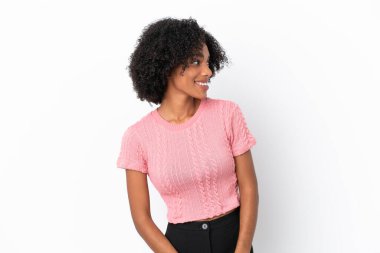 Beyaz arka planda izole edilmiş genç Afrikalı Amerikalı kadın.