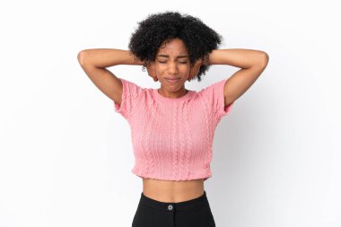 Beyaz arka planda izole edilmiş genç Afrikalı Amerikalı kadın hayal kırıklığına uğramış ve kulaklarını kapatmış.