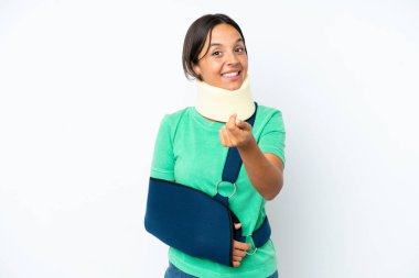 Genç İspanyol kadın boyunluk takıyor ve askı beyaz arka planda izole edilmiş para hareketi yapıyor.