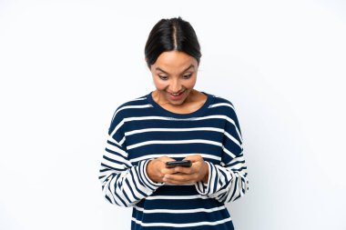 Beyaz arka planda izole edilmiş genç İspanyol kadın şaşırdı ve bir mesaj gönderiyor.