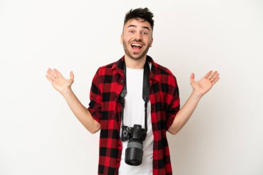 Genç fotoğrafçı beyaz arka planda izole edilmiş, şok olmuş bir yüz ifadesi var.