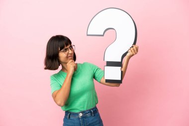 Elinde soru işareti simgesi tutan ve kuşkuları olan bir kadın.