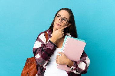 Tecrit edilmiş genç bir bayan öğrencinin şüpheleri var.