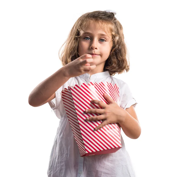 Dítě jíst popcorns — Stock fotografie