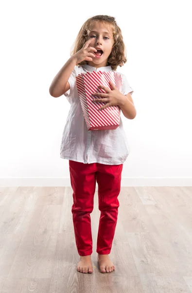 Criança comendo pipocas — Fotografia de Stock