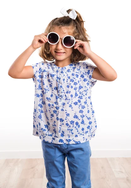 Kid with sunglasses — Stock Photo, Image