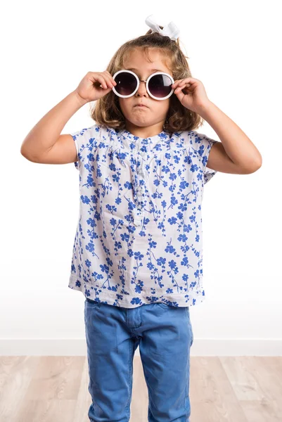 Criança com óculos de sol — Fotografia de Stock