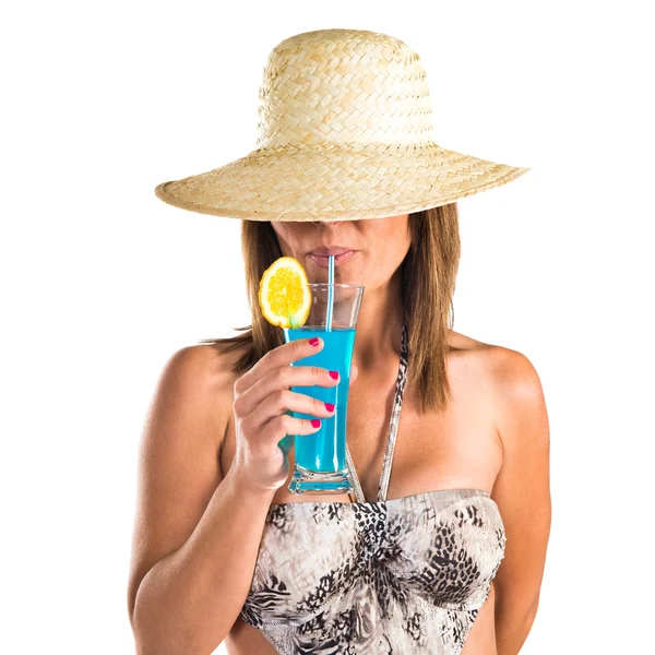 Женщина пьет коктейль — стоковое фото
