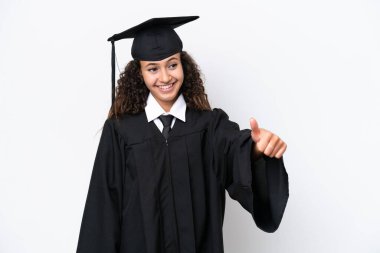 Üniversite mezunu genç bir Arap kadın beyaz arka planda izole edilmiş bir şekilde baş parmak hareketi yapıyor.