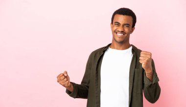 Telif uzayındaki Afrikalı Amerikalı adam zaferi kutluyor.