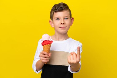 Sarı arka planda izole edilmiş kornet dondurması olan beyaz bir çocuk geliyor.