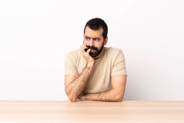 Masadaki sakallı beyaz adamın şüpheleri var..