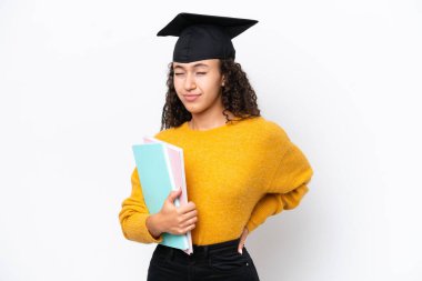 Arap üniversitesinden mezun bir kadın, beyaz arka plan üzerine kitap tutarak, gayret gösterdiği için sırt ağrısı çekiyor.