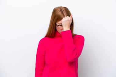 Genç kızıl saçlı kadın, beyaz arka planda baş ağrısı ile izole edilmiş.