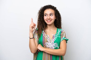 Beyaz arka planda izole edilmiş genç bir Arap kadın harika bir fikre işaret ediyor.