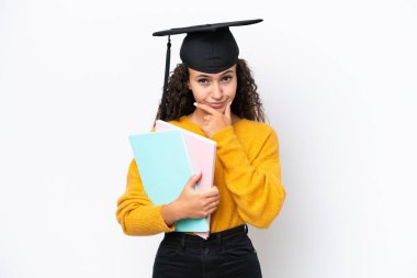 Arap üniversitesinden mezun bir kadın elinde beyaz arka plan üzerine izole kitaplar tutuyor.