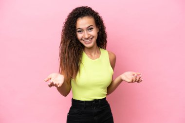 Genç İspanyol kadın pembe arka planda izole edilmiş mutlu ve gülümsüyor.