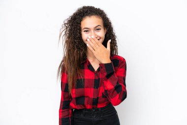 Beyaz arka planda izole edilmiş genç bir Arap kadın mutlu ve gülümsüyor.