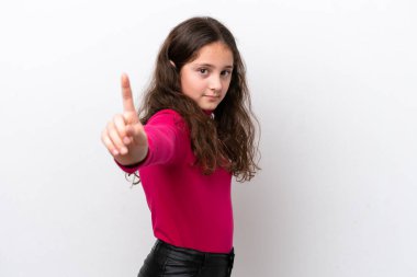 Beyaz arka planda izole edilmiş küçük kız parmağını kaldırıyor ve gösteriyor.