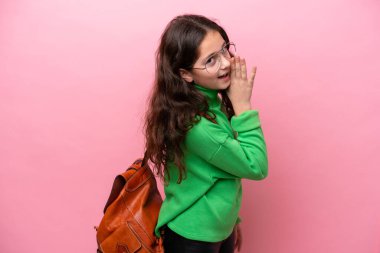 Pembe arka planda izole edilmiş küçük kız bir şeyler fısıldıyor.