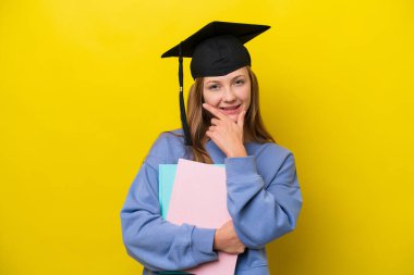 Sarı arka planda izole edilmiş genç Rus kadın mutlu ve gülümsüyor.