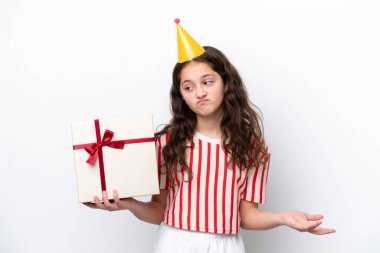 Parti şapkası takan, hediye kutusu tutan ve omuz silken bir kız.