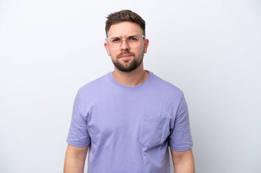 Beyaz arka planda hüzünlü bir ifadeyle izole edilmiş genç beyaz bir adam.