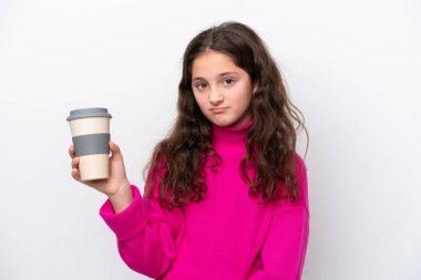 Beyaz arka planda, üzgün bir ifadeyle izole edilmiş kahve taşıyan küçük beyaz bir kız.