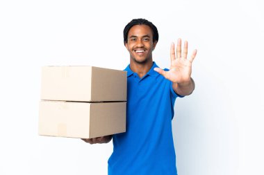 Beyaz arka planda örgü ören Afro-Amerikan adam beş parmaklı sayıyor.