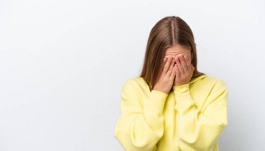 Beyaz arka planda, yorgun ve hasta bakışlı genç bir Rus kadın.