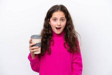 Beyaz arka planda izole edilmiş, şaşırmış ve şok olmuş bir yüz ifadesiyle kahve taşıyan beyaz bir kız.