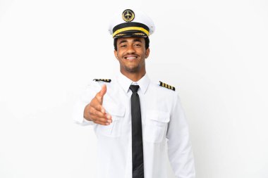 Afrikalı Amerikan uçak pilotu beyaz arka planda iyi bir anlaşma için el sıkışıyor.