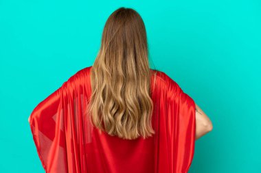 Süper kahraman beyaz kadın arka planda mavi arka planda izole edilmiş.