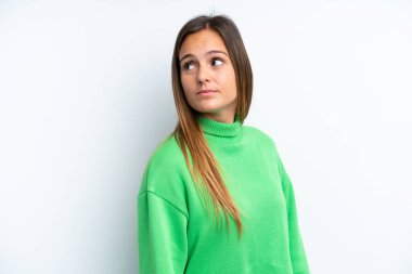 Beyaz arka planda soyutlanmış beyaz bir kadın. Portre