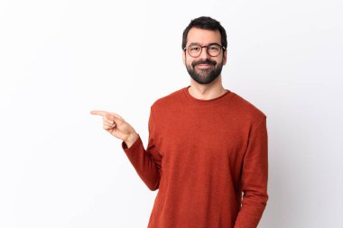 Sakallı, beyaz arka planda beyaz tenli, beyaz, yakışıklı bir adam.