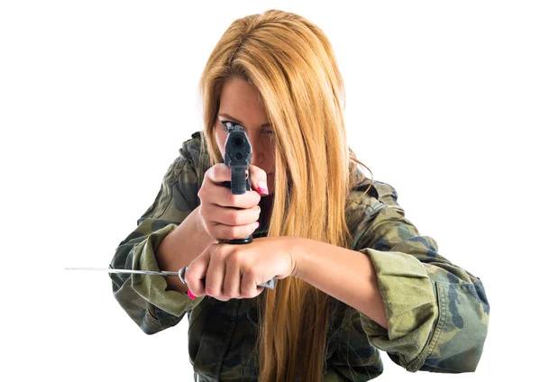 Mulher militar apontando uma arma — Fotografia de Stock