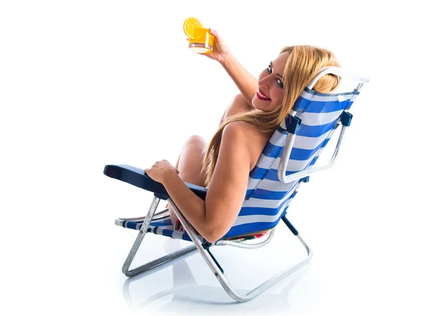 Giovane donna in bikini con in mano un cocktail — Foto Stock