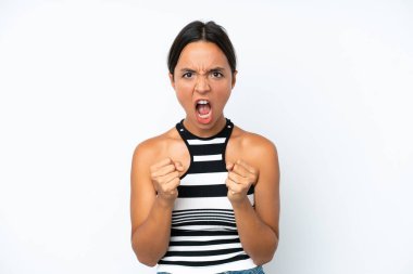 Beyaz arka planda izole edilmiş genç İspanyol kadın kötü bir durum yüzünden hayal kırıklığına uğradı.