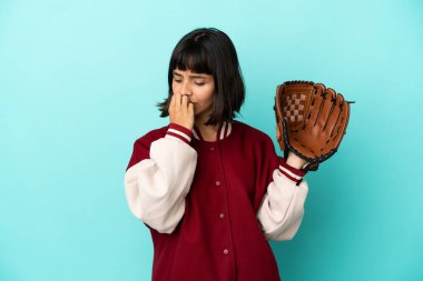 Beyzbol eldivenli genç melez kadın mavi arka planda izole edilmiş şüpheleri var.